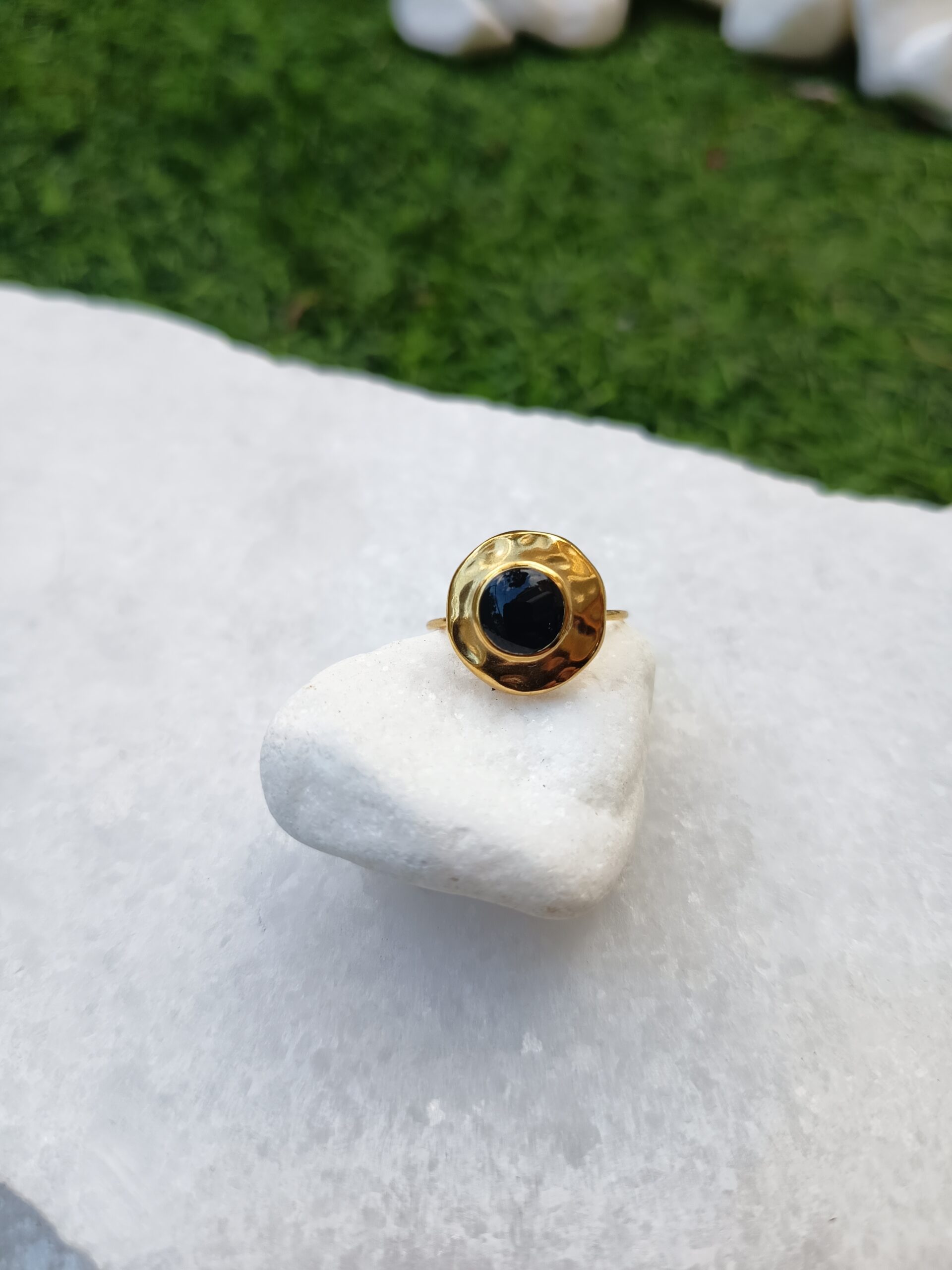 Δαχτυλίδι ''Halo'' Ανοξείδωτο σε Χρυσό με Μαύρη Πέτρα Ρυθμιζόμενο - Image 2