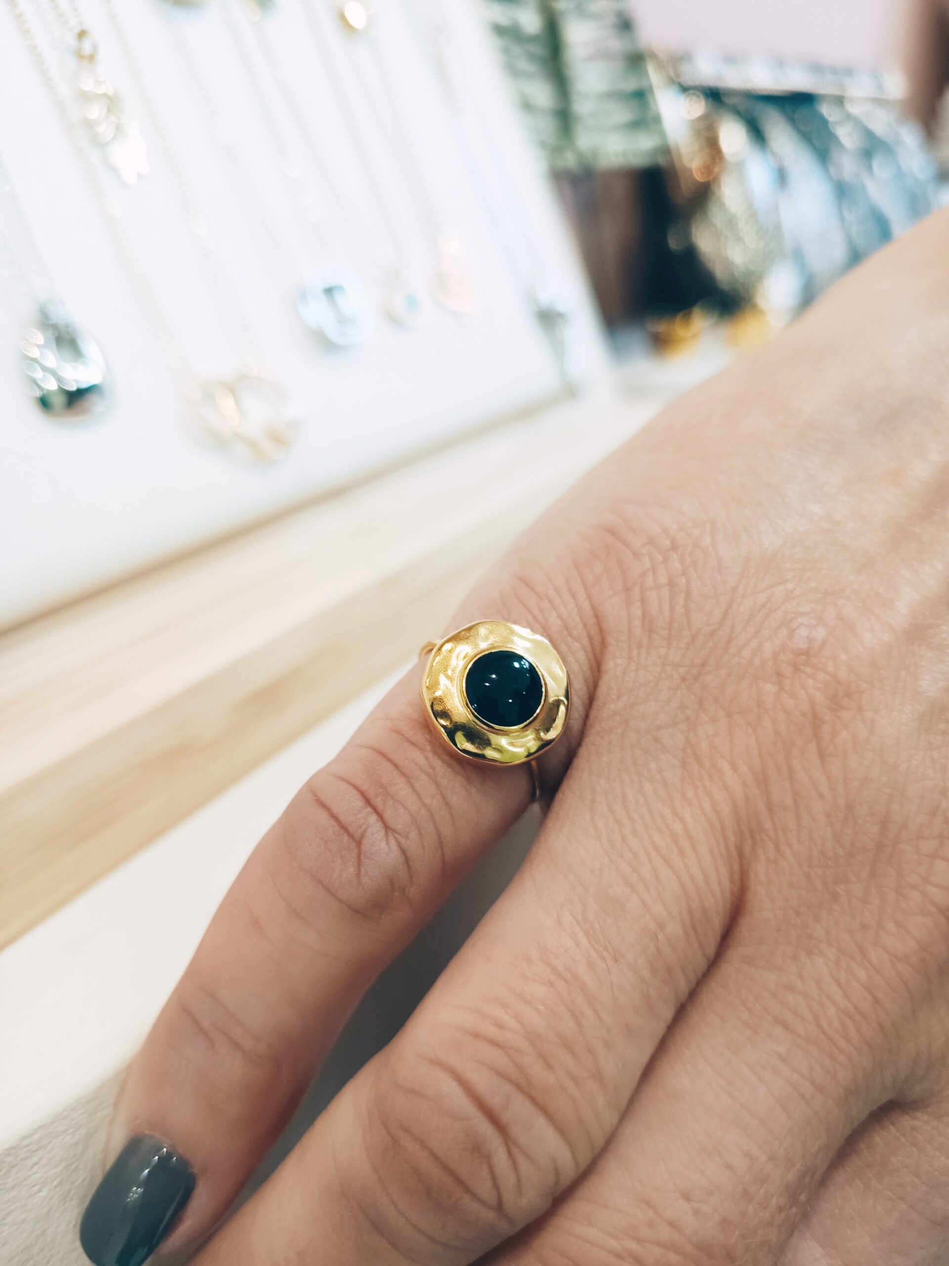 Δαχτυλίδι ''Halo'' Ανοξείδωτο σε Χρυσό με Μαύρη Πέτρα Ρυθμιζόμενο