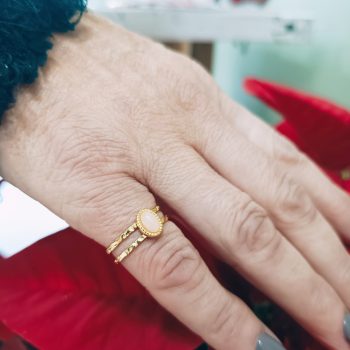 Δαχτυλίδι ''Αύρα'' ανοξείδωτο ατσάλι σε χρυσό χρώμα με ροζ χαλαζίας Ρυθμιζόμενο