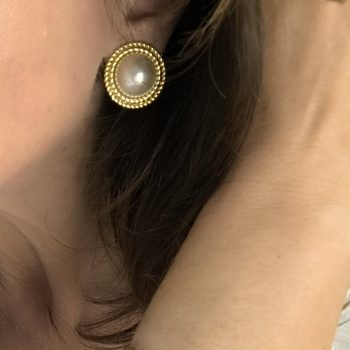 Σκουλαρίκια ''Pearl Embrace'' Στρογγυλά Κλιπς από Ατσάλι σε Χρυσό Χρώμα με Πέρλα