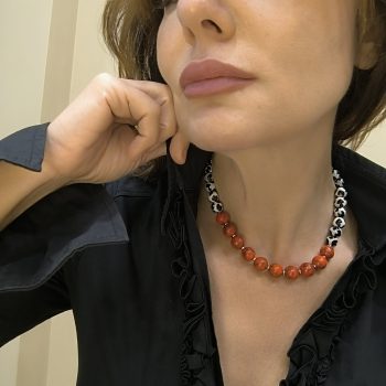 Κολιέ “Red Orbit” με κόκκινες χάντρες και ασπρόμαυρες λεπτομέρειες