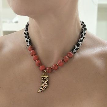 Χειροποίητο Κολιέ ''Νηρηίδα'' με Δαλματίας Αχάτη & Κόκκινη Πάστα Κοχυλιού – Μενταγιόν Κέρατο