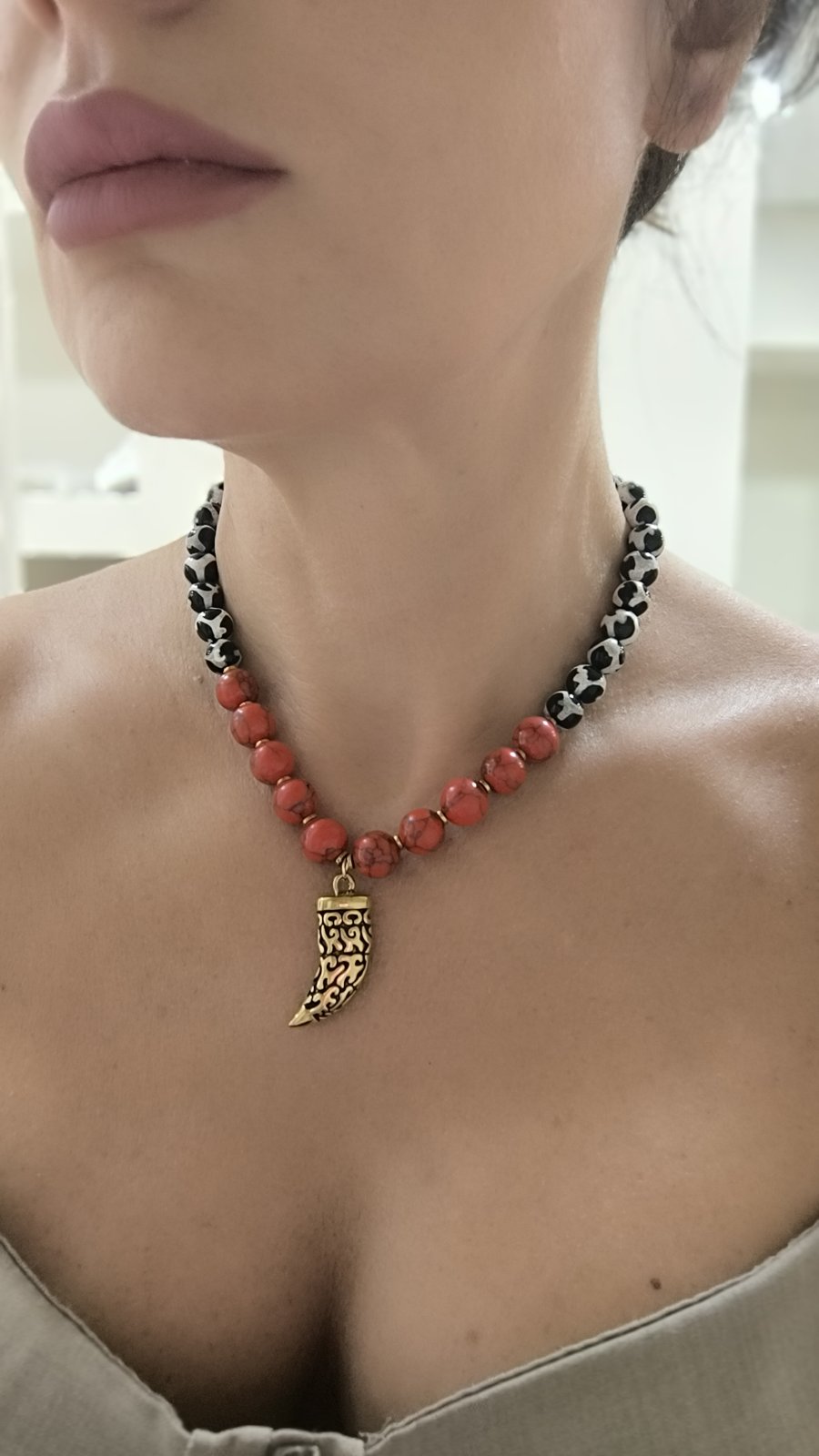 Χειροποίητο Κολιέ ''Νηρηίδα'' με Δαλματίας Αχάτη & Κόκκινη Πάστα Κοχυλιού – Μενταγιόν Κέρατο