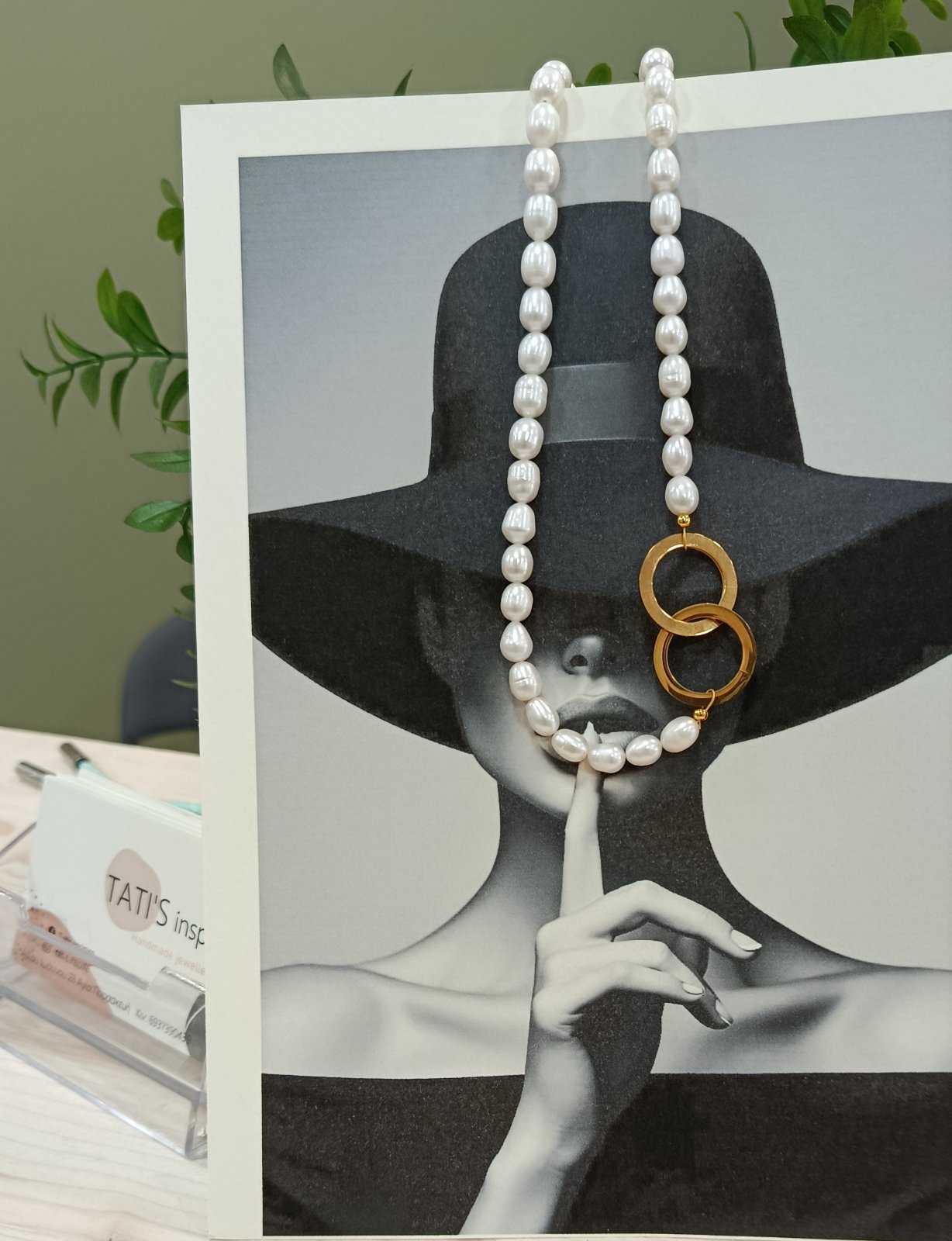 Κολιέ ''Μαργαριτάρι ''Δίδυμο Φως'' με Ατσάλινους Χρυσούς Κρίκους - Image 2