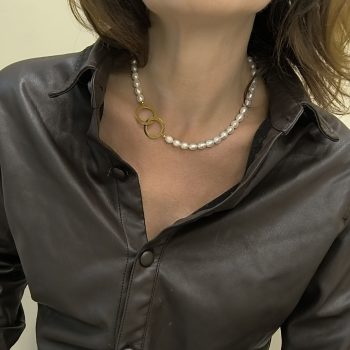 Κολιέ ''Μαργαριτάρι ''Δίδυμο Φως'' με Ατσάλινους Χρυσούς Κρίκους