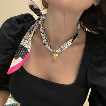 Κολιέ “Fuchsia Amore” – Χειροποίητο Μεταξωτό Φουλάρι με Υποαλλεργικό Ατσάλι & Καρδιά