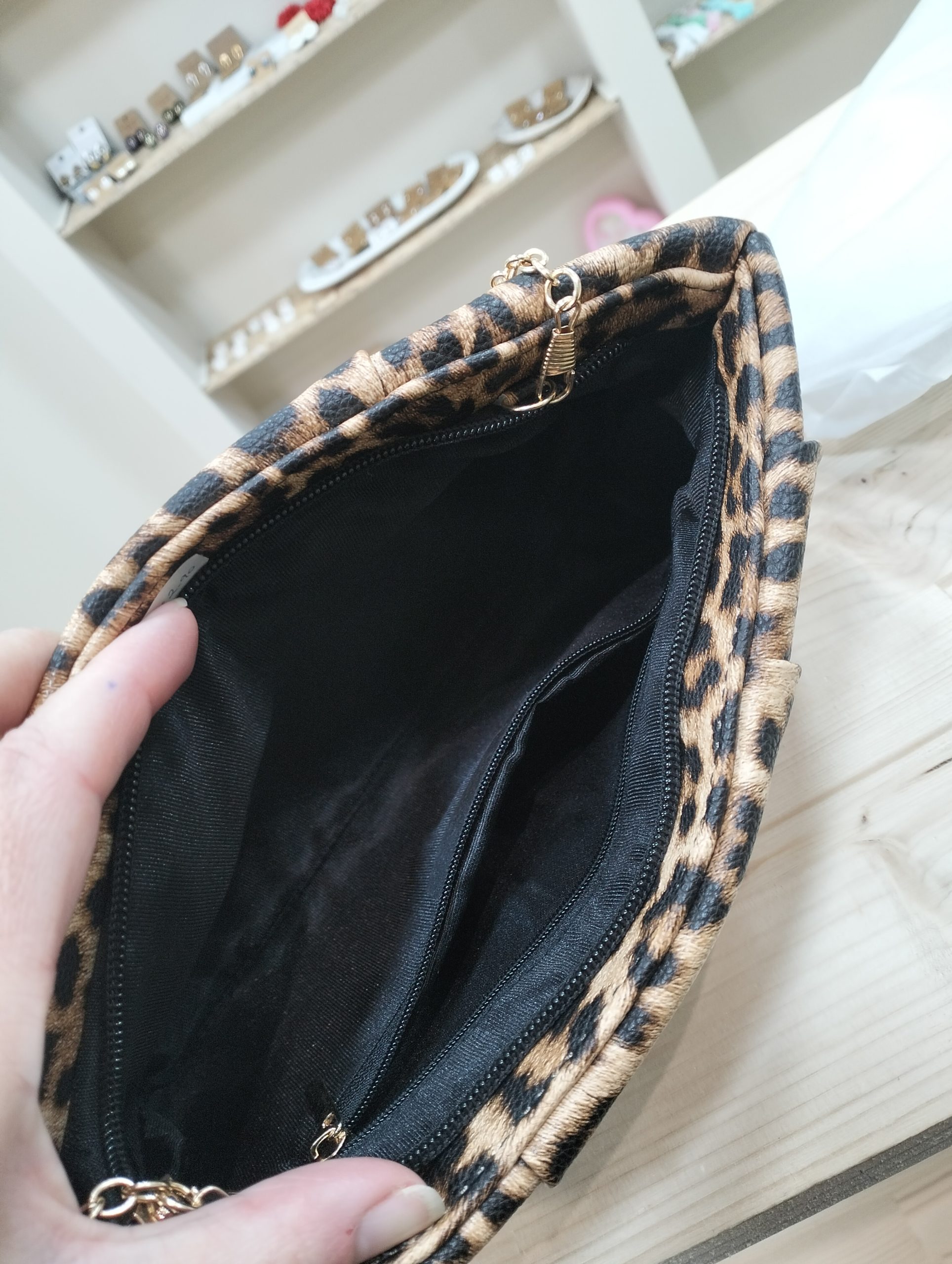 Τσάντα Φάκελος με Χρυσή Αλυσίδα Wild Grace Clutch-Animal Print Clutch - Image 4