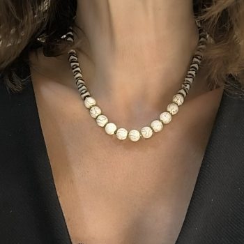 Χειροποίητο Κολιέ “Γήινη Κομψότητα” – Λευκή Πάστα & Ριγέ Αχάτης