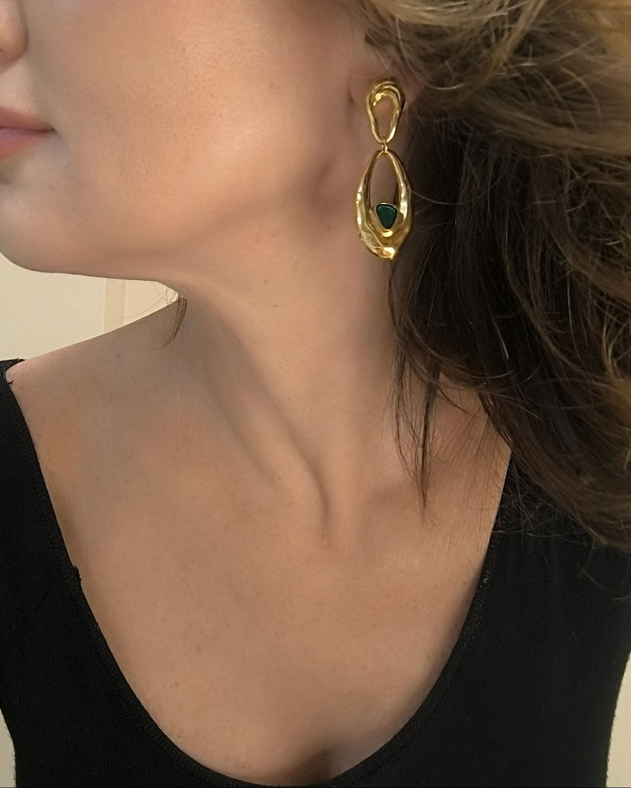 Σκουλαρίκια ''Iris'' Κρεμαστά Zαμάκ-Χρυσό 24Κ με Πράσινη Λεπτομέρεια & Pin Τιτανίου