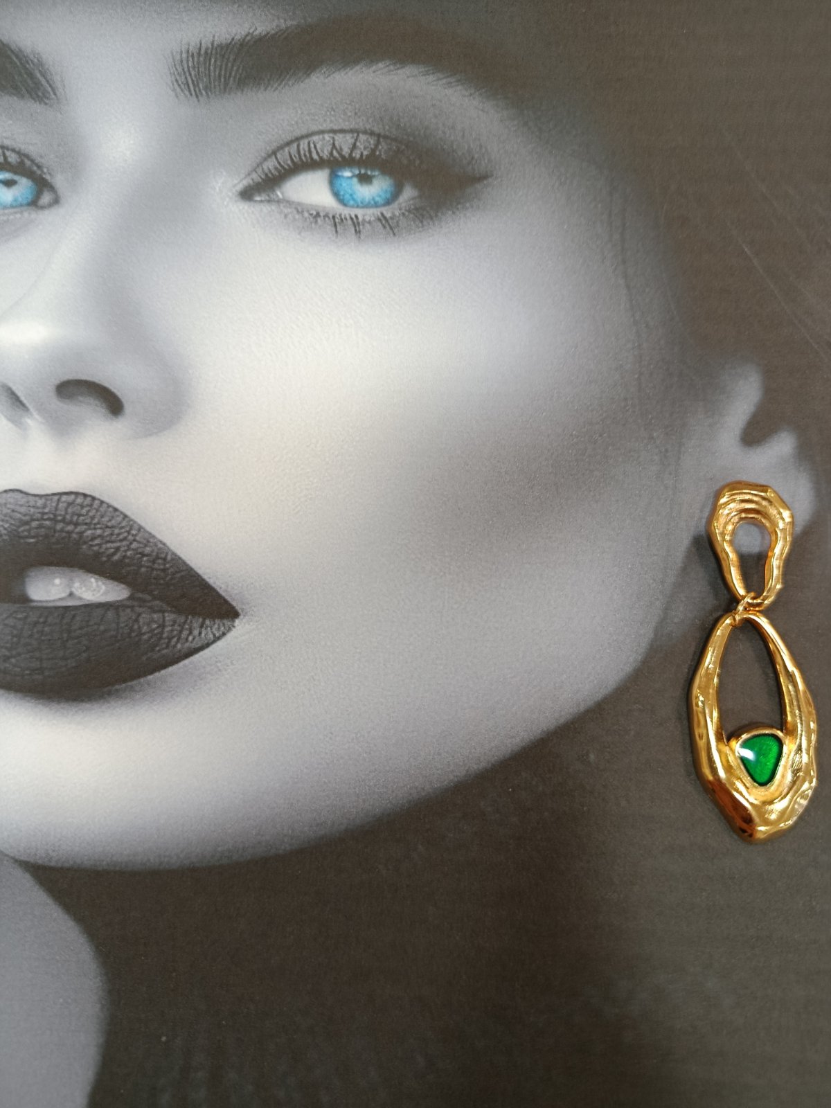 Σκουλαρίκια ''Iris'' Κρεμαστά Zαμάκ-Χρυσό 24Κ με Πράσινη Λεπτομέρεια & Pin Τιτανίου - Image 2