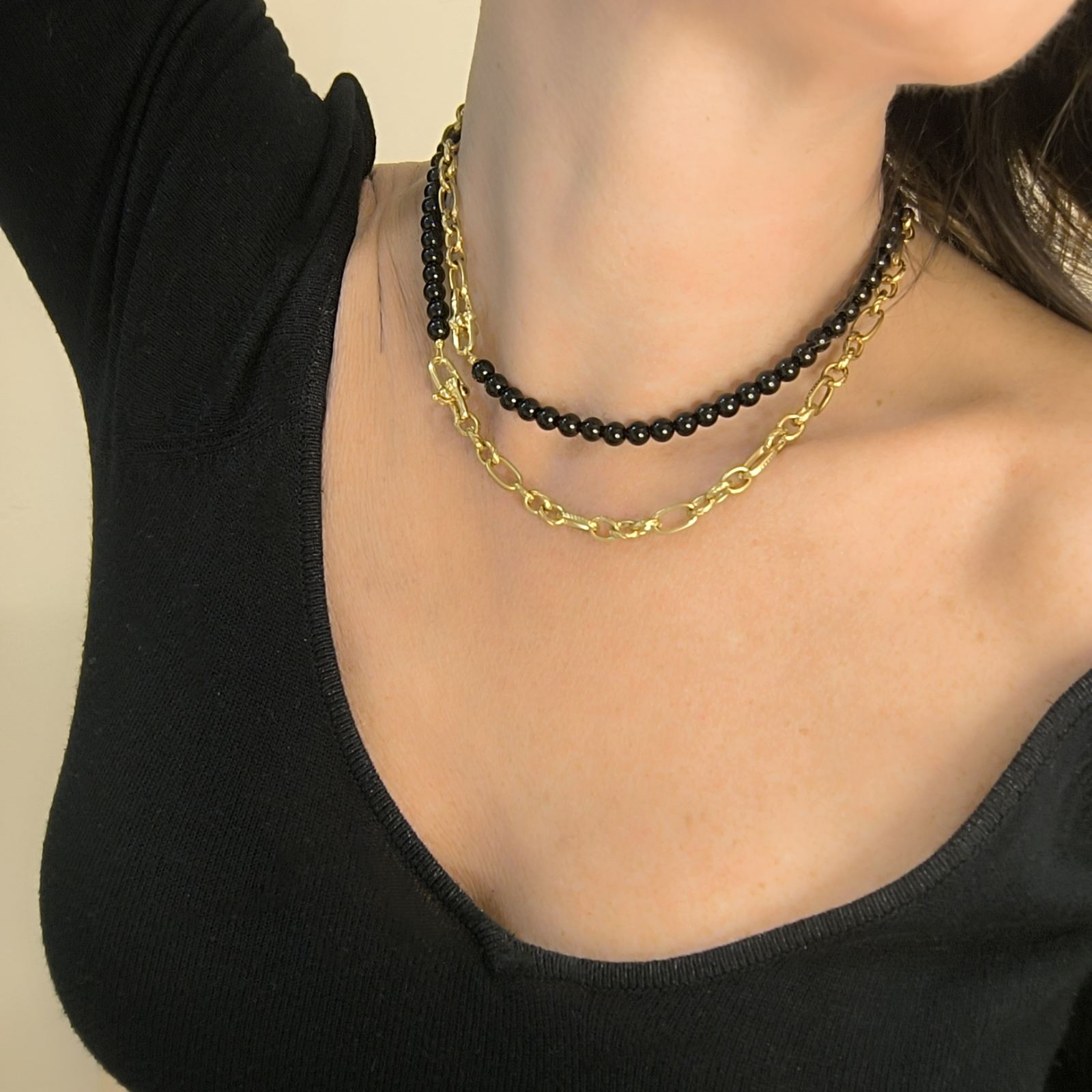 Κολιέ ''Silk Chain'' Πολυμορφικό με Μαύρη Πέρλα 6mm & Χρυσόχρωμη Ατσάλινη Αλυσίδα - Image 5