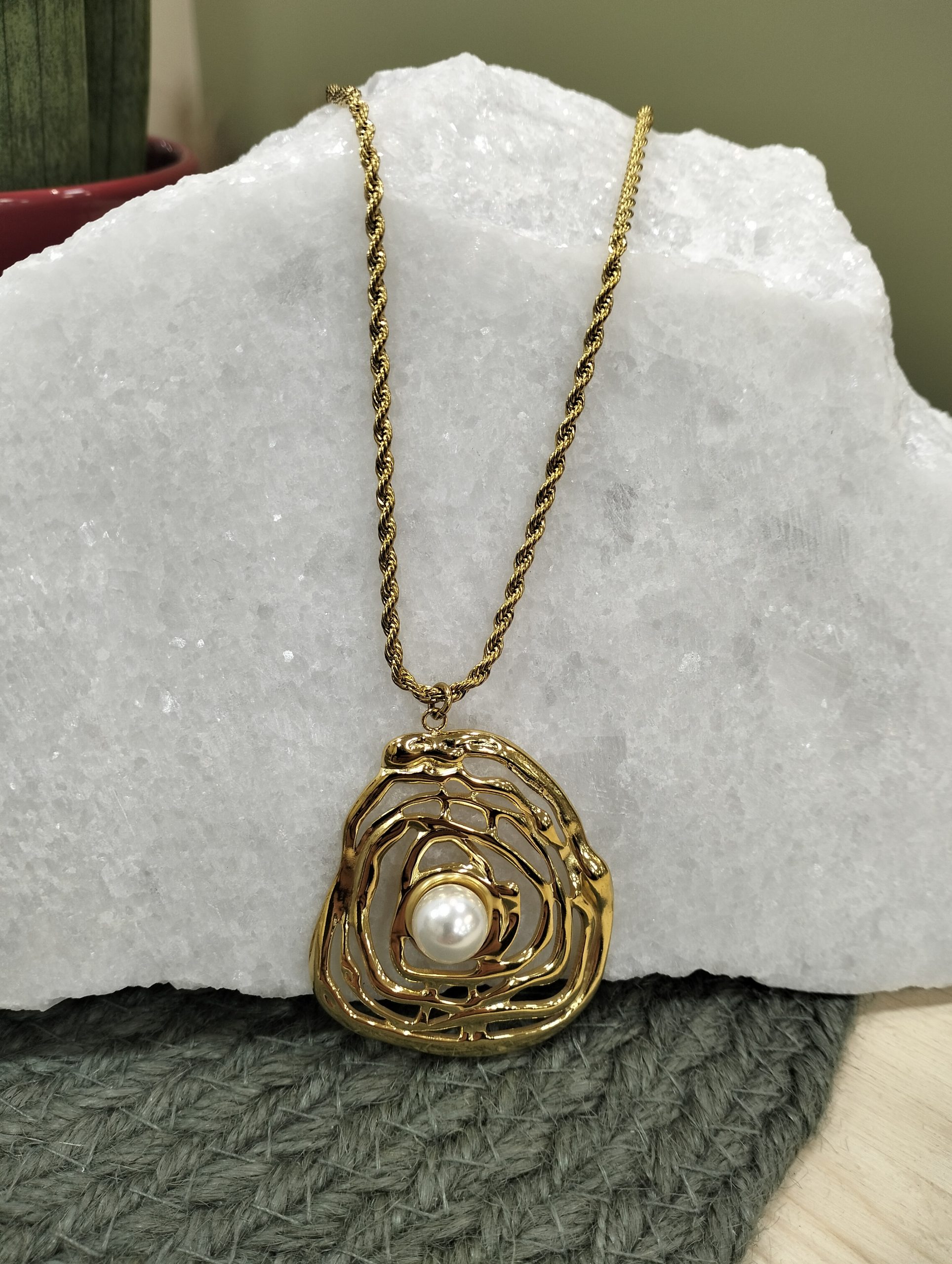 “Aurelia” – Χειροποίητο Ατσάλινο Κολιέ με Πέρλα σε Χρυσαφί Απόχρωση - Image 2