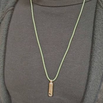 Χειροποίητο Ανδρικό Κολιέ με Μεταλλική Σφυρίχτρα & Μακραμέ Κορδόνι