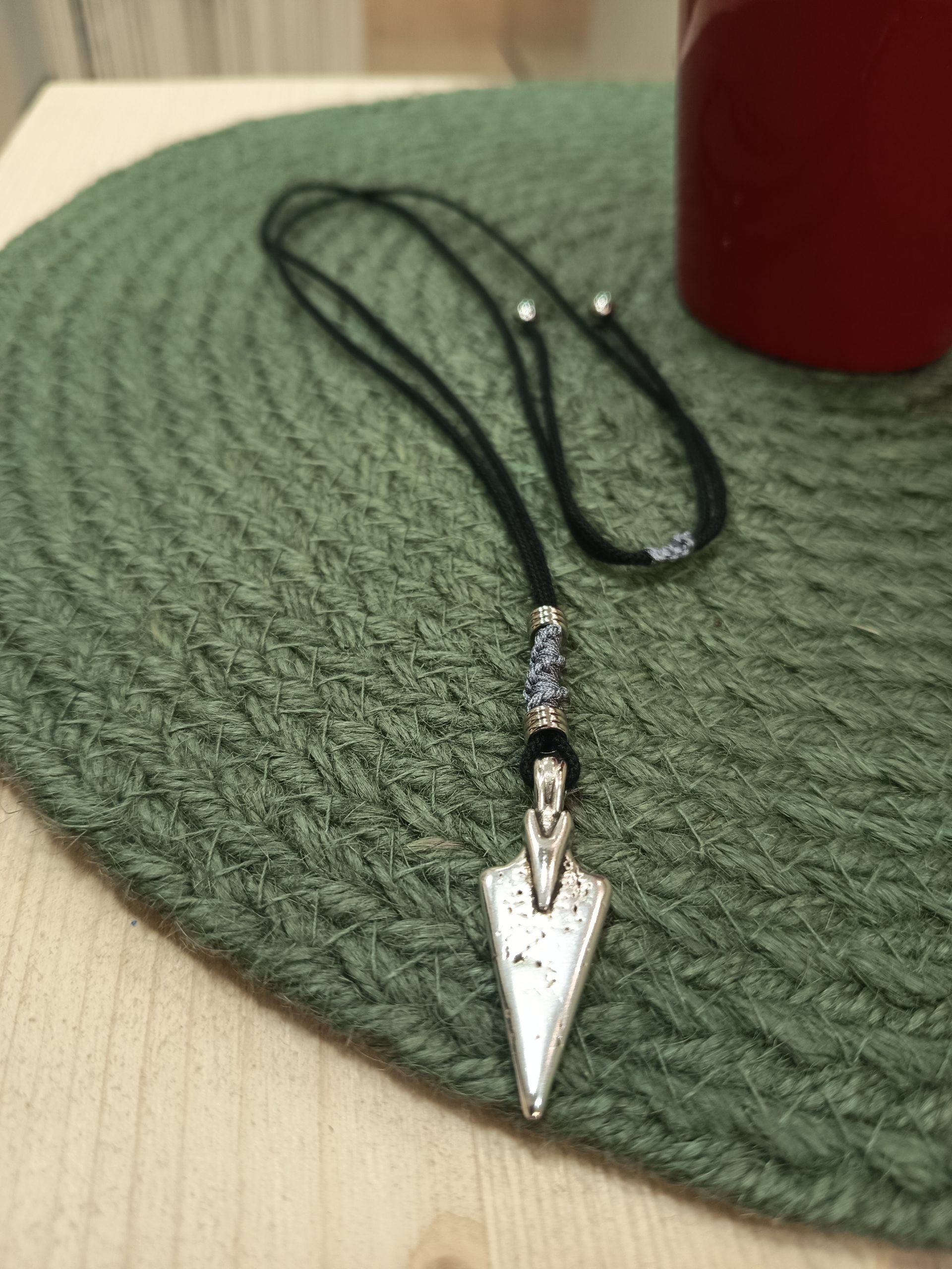 Ανδρικό Κολιέ με Λόγχη από Ζάμακ – Μαύρο Ρυθμιζόμενο Κορδόνι - Image 2