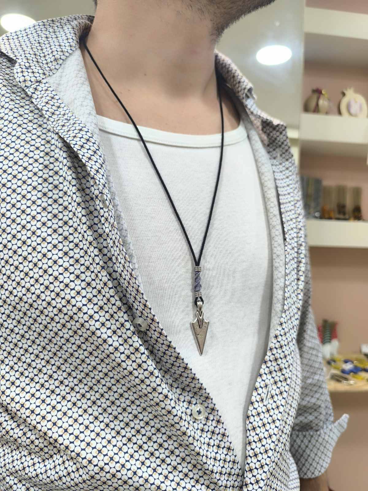 Ανδρικό Κολιέ με Λόγχη από Ζάμακ – Μαύρο Ρυθμιζόμενο Κορδόνι