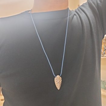 Χειροποίητο Ανδρικό Κολιέ Μακραμέ με Λόγχη Ζάμακ & Αιματίτη – Μπλε Ναυτικό