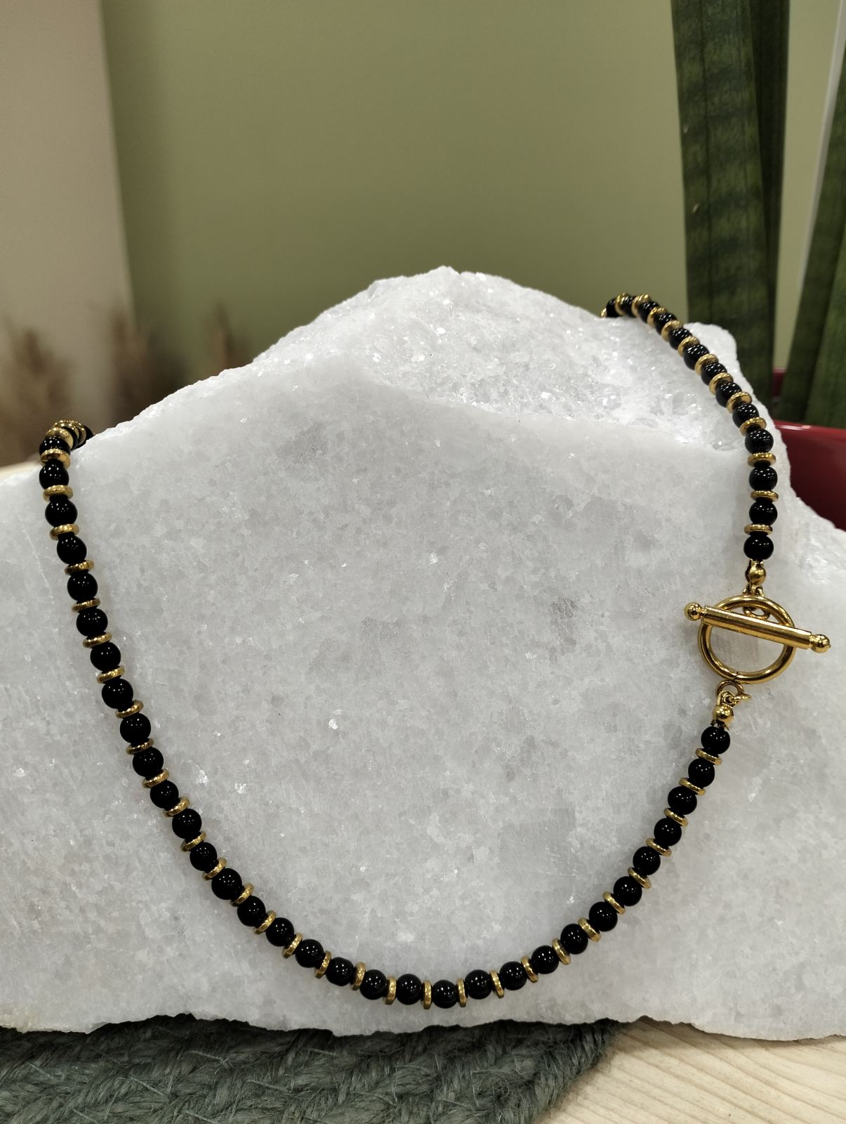 Χειροποίητο Κολιέ με Μαύρες Ημιπολύτιμες Χάντρες & Χρυσό Αιματίτη - Image 2