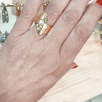 “Aurelia Pearl” Ring – Stainless Steel in Gold Tone with Pearl – Adjustable