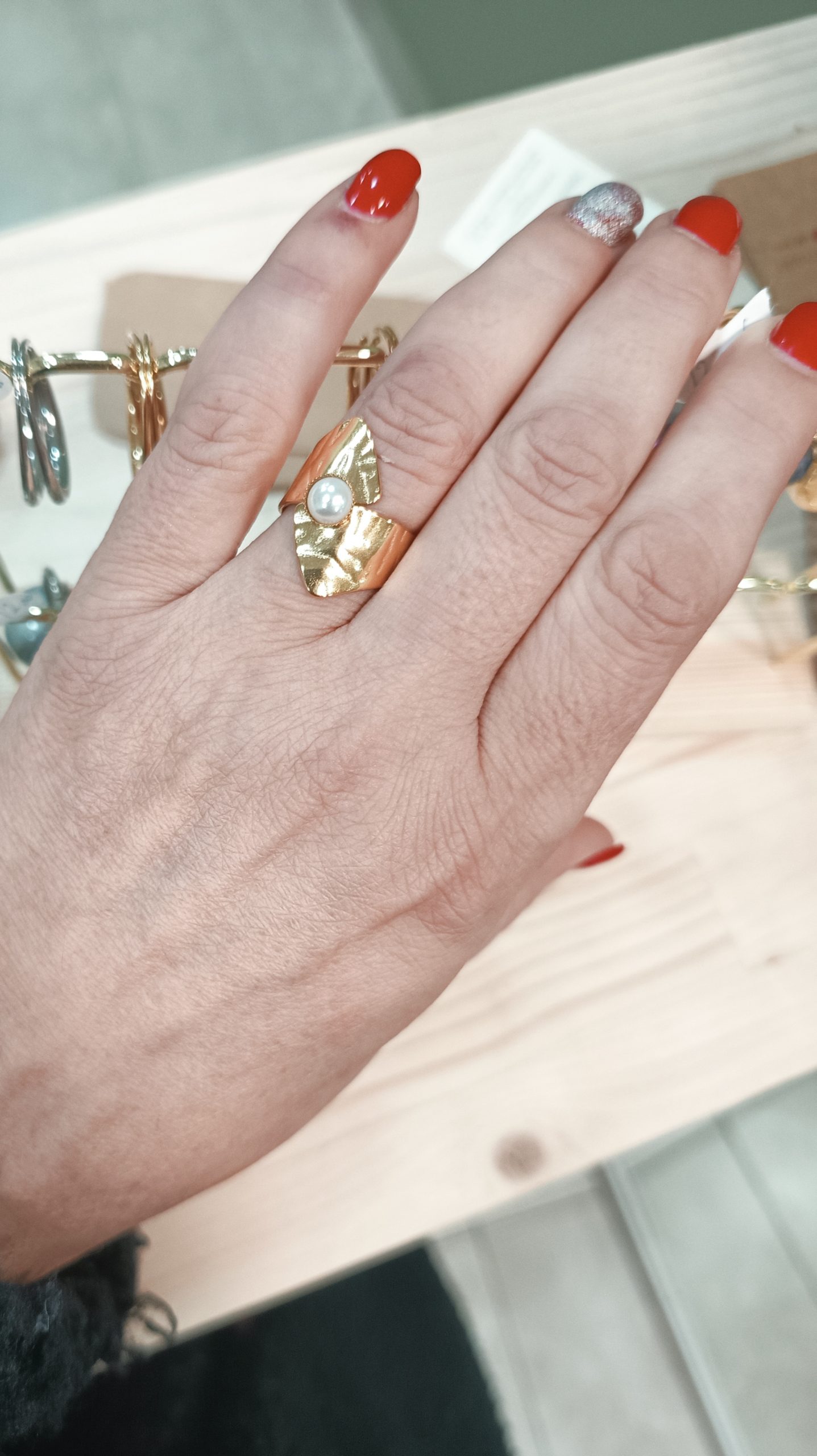 Δαχτυλίδι “Aurelia Pearl” από Ατσάλι με Χρυσή Απόχρωση & Πέρλα Ρυθμιζόμενο