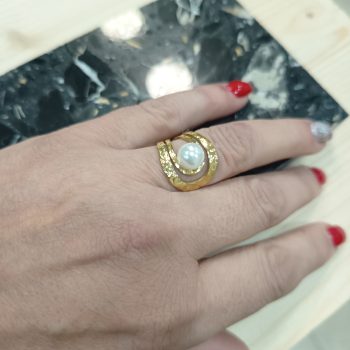 Δαχτυλίδι “Αγκαλιά Πέρλας” – Ατσάλινο σε Χρυσό Χρώμα Ρυθμιζόμενο