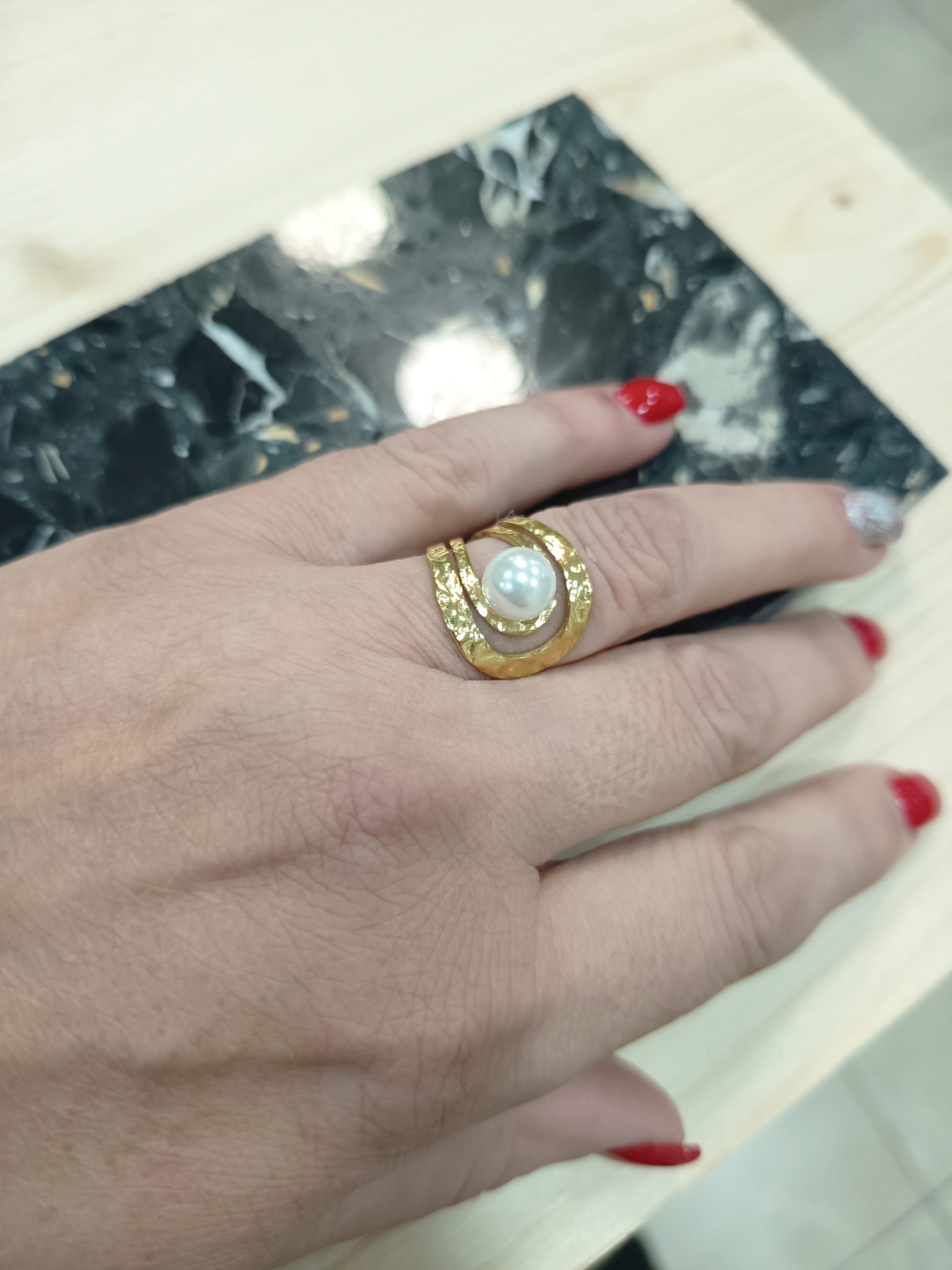 Δαχτυλίδι “Αγκαλιά Πέρλας” – Ατσάλινο σε Χρυσό Χρώμα Ρυθμιζόμενο