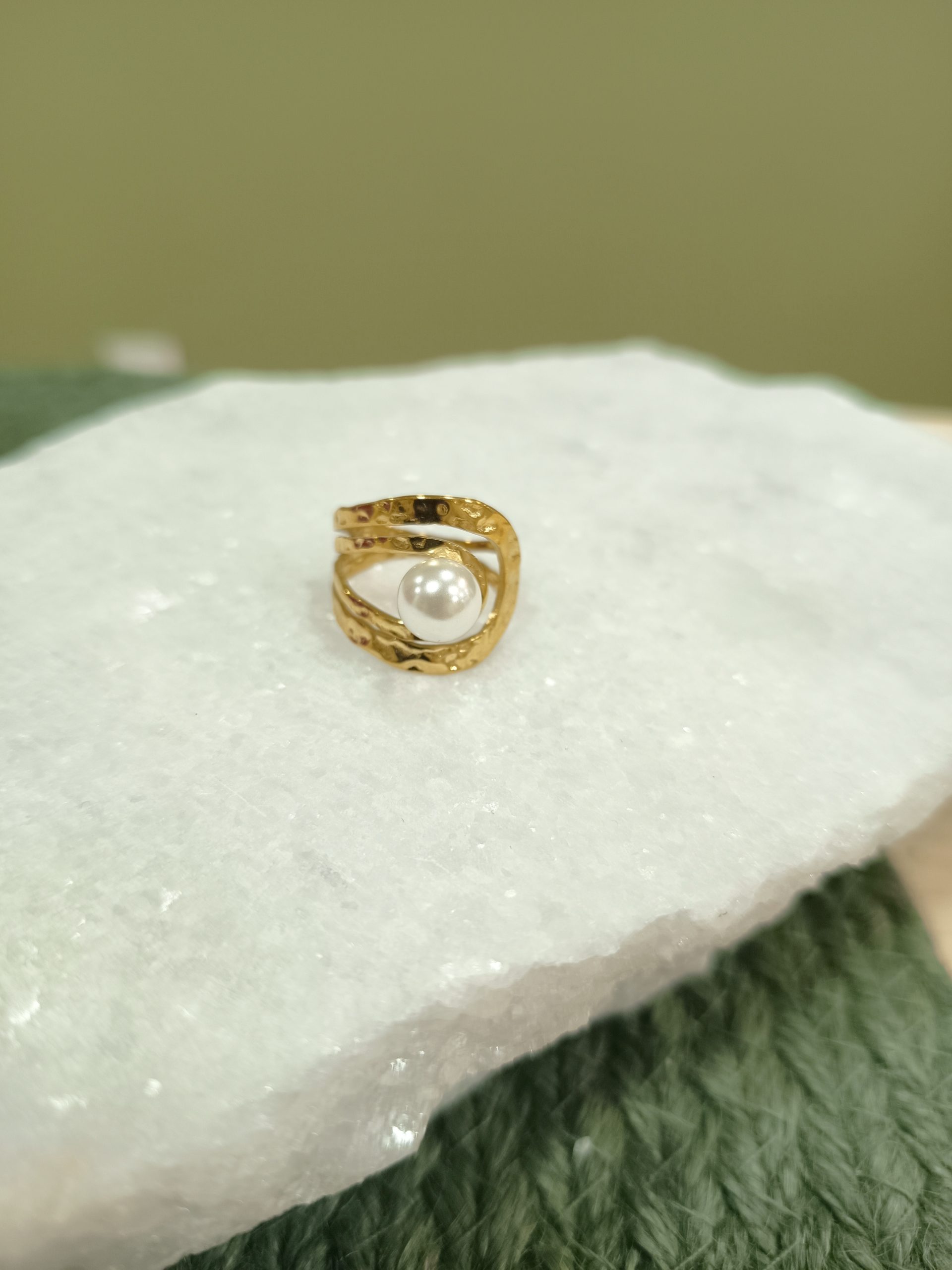 Δαχτυλίδι “Αγκαλιά Πέρλας” – Ατσάλινο σε Χρυσό Χρώμα Ρυθμιζόμενο - Image 2