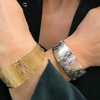 Ripple Shine – Ατσάλινες χειροπέδες με κυματιστή υφή (χρυσό & ασημί)