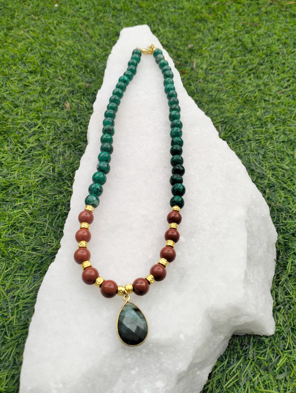 Κολιέ Χειροποίητο ''SoulCharm'' με Πράσινη Τζέιντ & Κόκκινο Αχάτη 8mm με Μενταγιόν Λαμπραντορίτη – Χρυσές Λεπτομέρειες 24Κ - Image 2