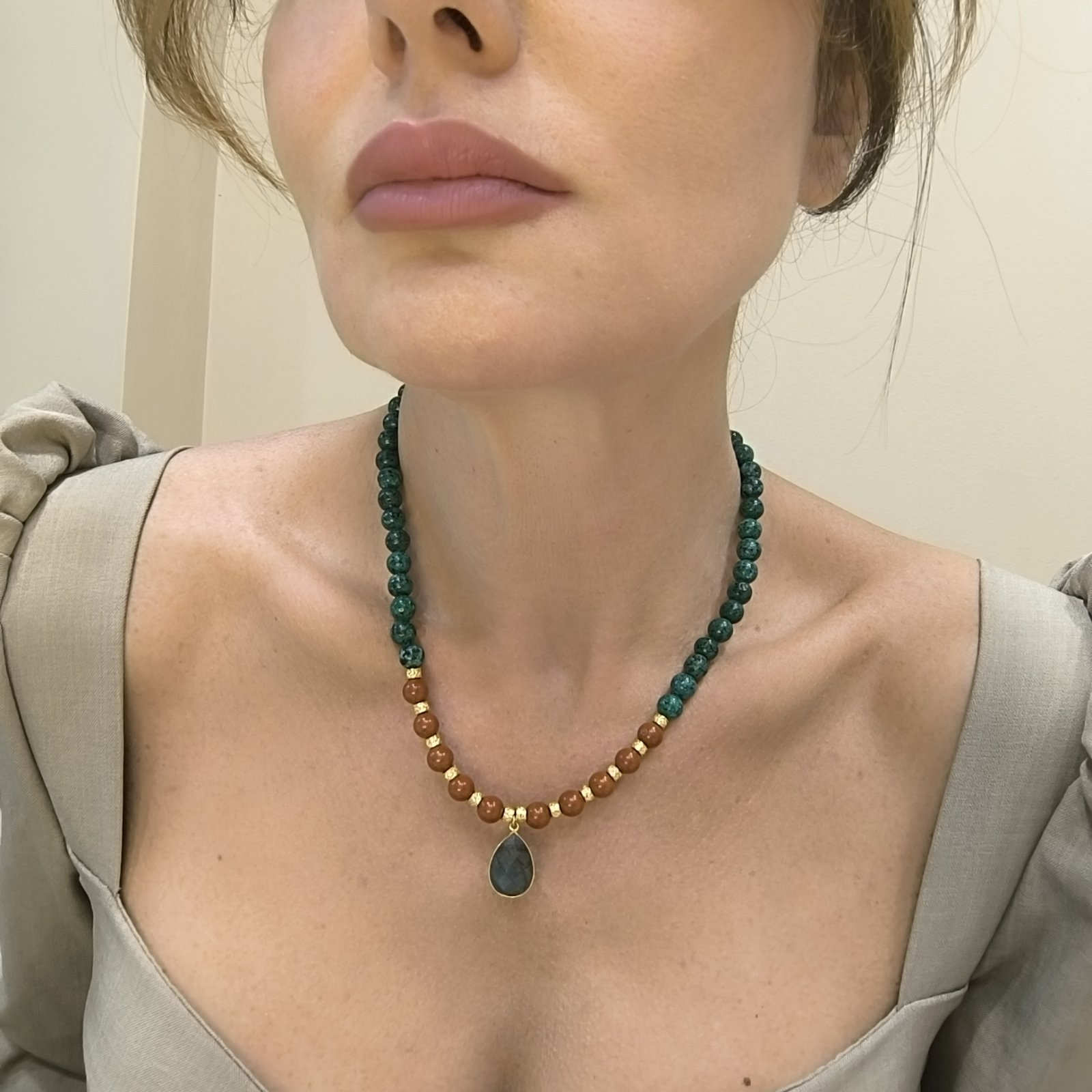 Κολιέ Χειροποίητο ''SoulCharm'' με Πράσινη Τζέιντ & Κόκκινο Αχάτη 8mm με Μενταγιόν Λαμπραντορίτη – Χρυσές Λεπτομέρειες 24Κ