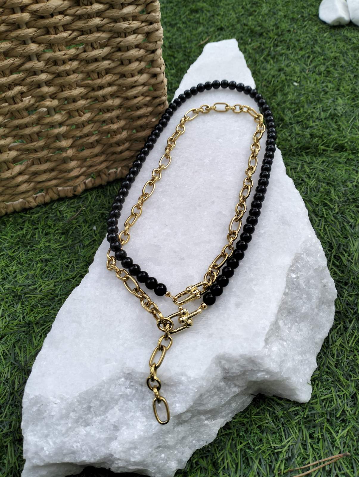 Κολιέ ''Silk Chain'' Πολυμορφικό με Μαύρη Πέρλα 6mm & Χρυσόχρωμη Ατσάλινη Αλυσίδα - Image 4