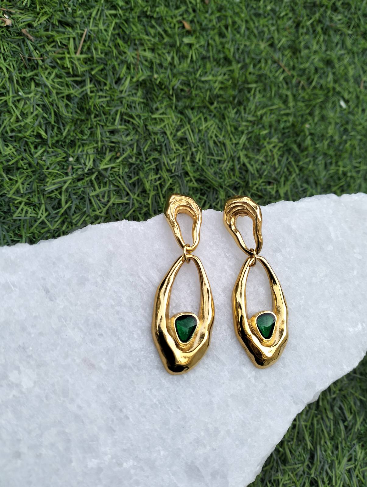 Σκουλαρίκια ''Iris'' Κρεμαστά Zαμάκ-Χρυσό 24Κ με Πράσινη Λεπτομέρεια & Pin Τιτανίου - Image 3