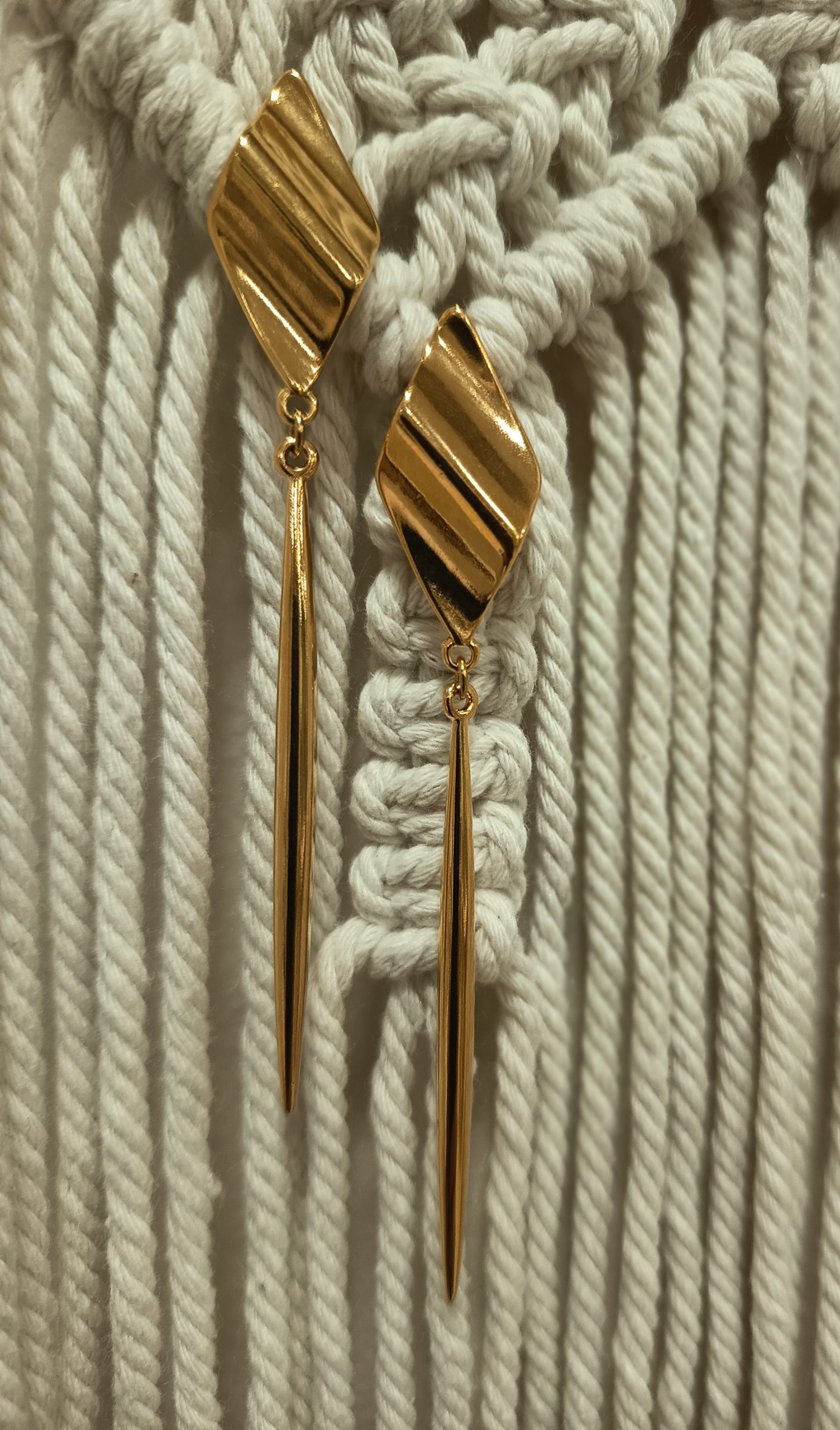 Σκουλαρίκια ''Κυματιστός Ρόμβος'' από Ζάμακ με Σταγόνα – Υποαλλεργικό Pin - Image 2