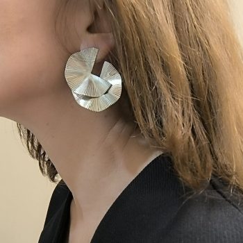 Ατσάλινα Σκουλαρίκια ''Queen'' σε Στιλ Βεντάλιας με Ανάγλυφη Υφή