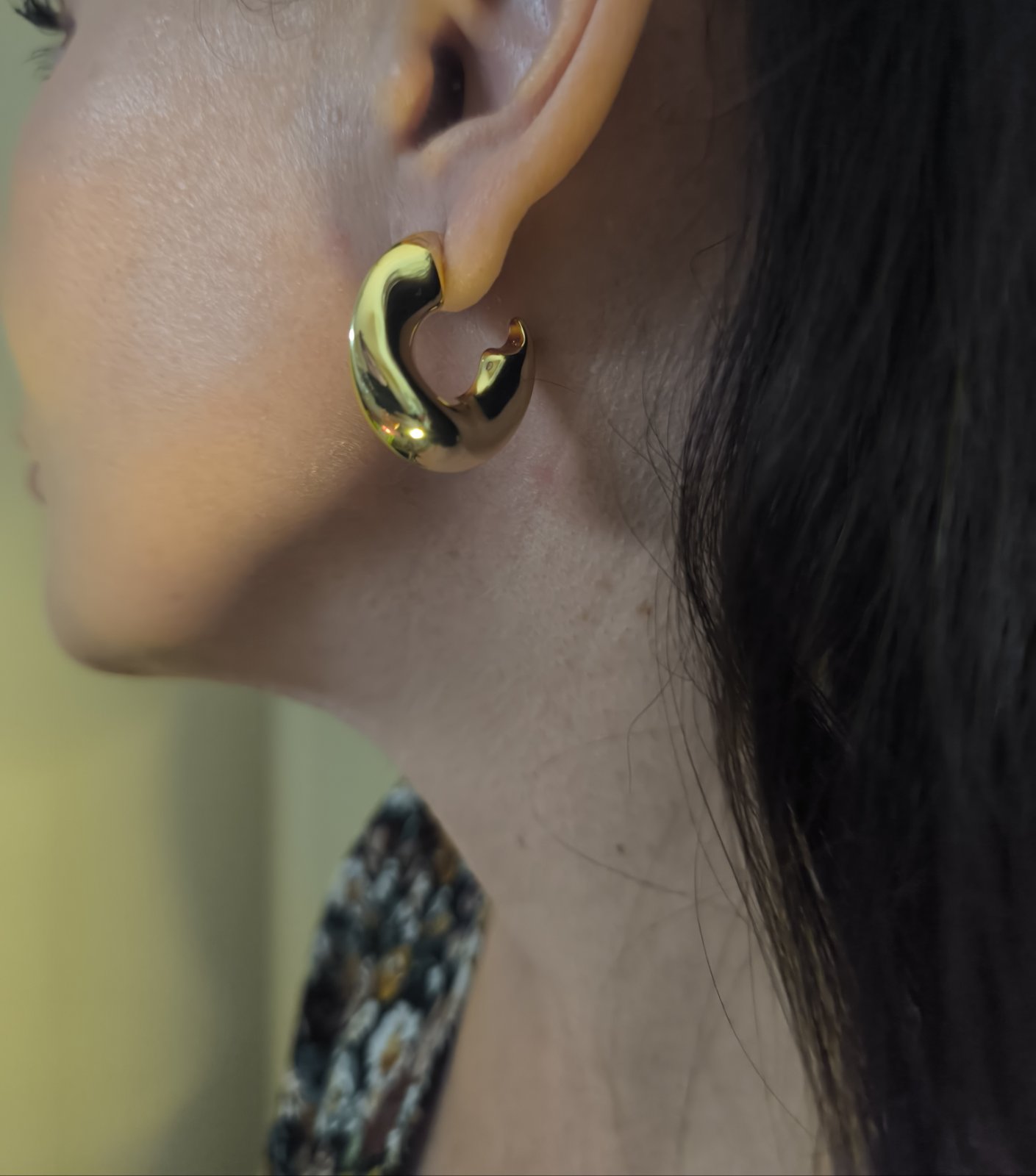 Σκουλαρίκια Κρίκοι “Aurelia” – Χρυσοί Μεταλλικοί Κρίκοι 3cm