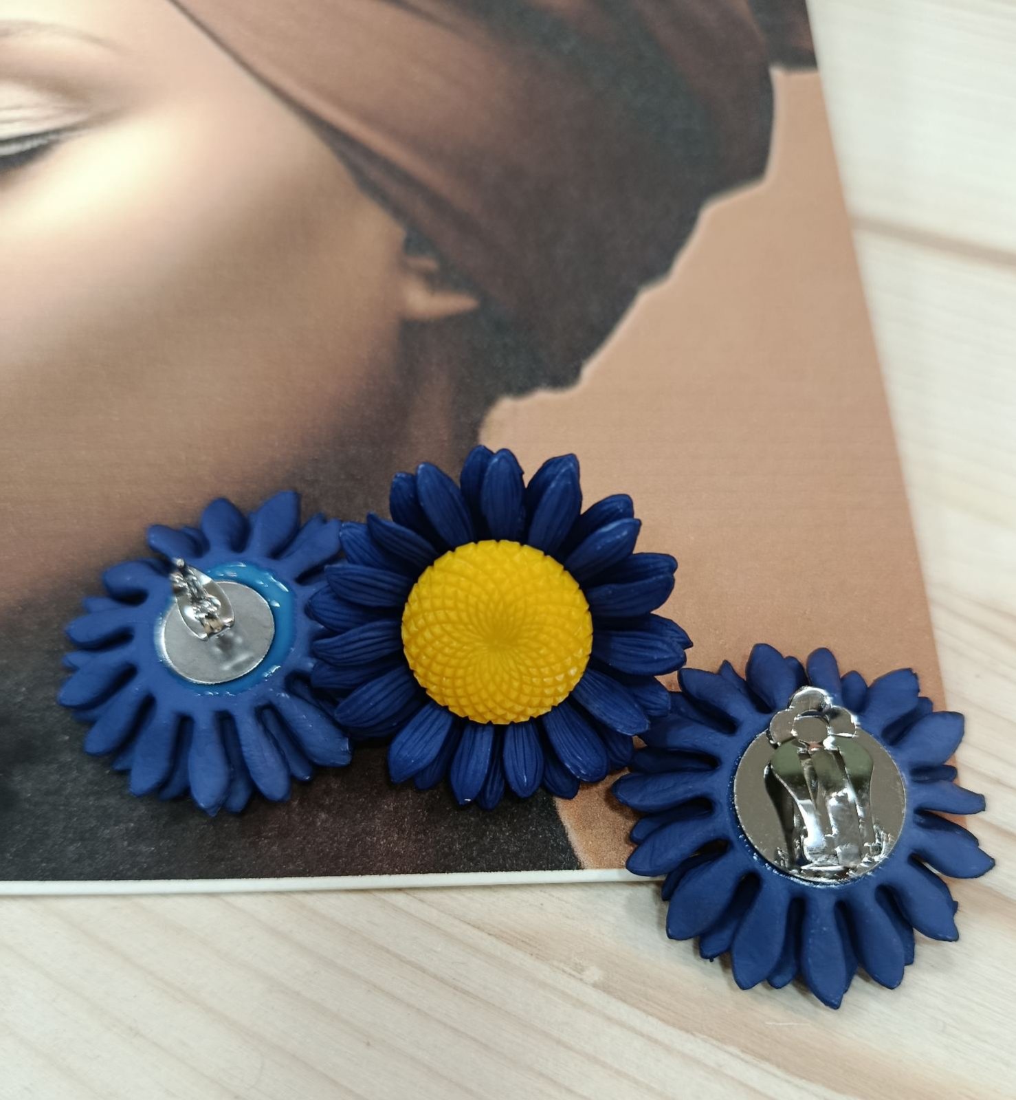 Χειροποίητα Σκουλαρίκια ''Ηλιοτρόπιο'' Μπλε / Κίτρινο – Ανοξείδωτο Ατσάλι (Καρφί-Κλιπ) - Image 2