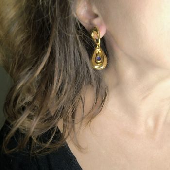 Κρεμαστά Σκουλαρίκια ''Selene'' Ζάμακ 24Κ Χρυσό με Μπλε Λεπτομέρεια Pin Τιτανίου