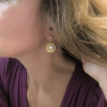 Κρεμαστά σκουλαρίκια ''Elysian Pearls'' από ατσάλι σε χρυσό χρώμα με εντυπωσιακή πέρλα