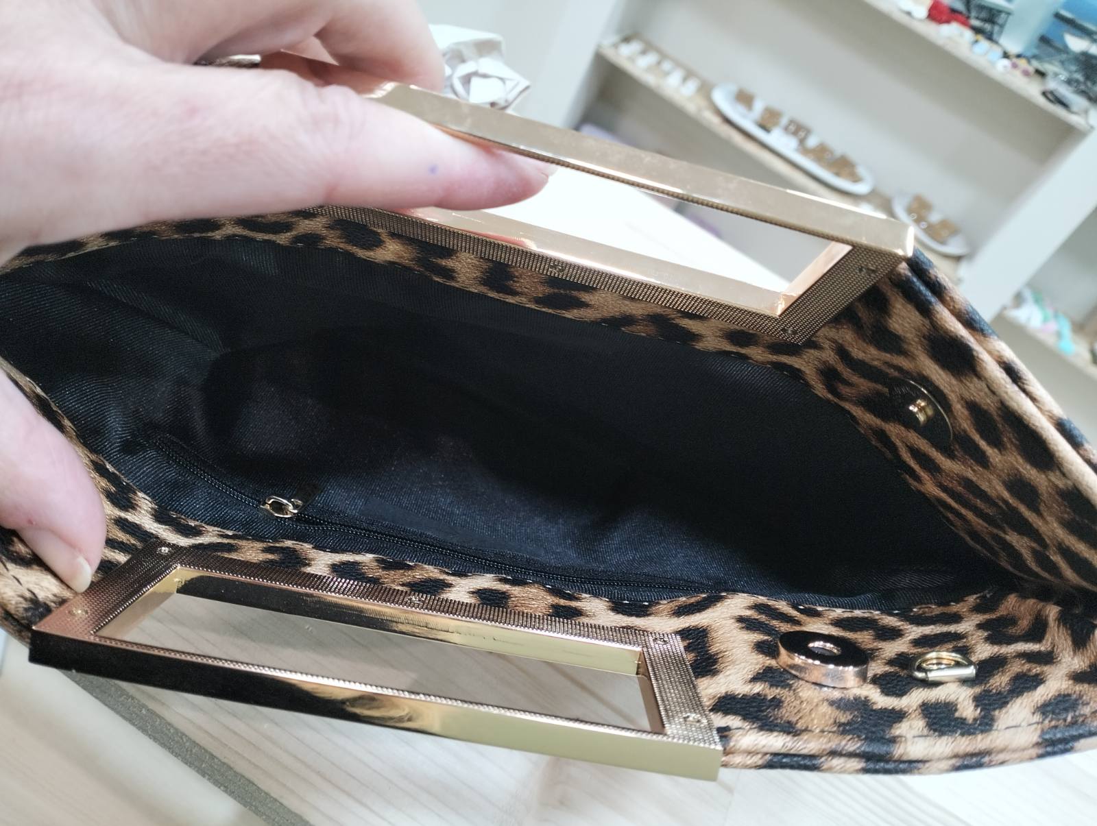 Γυναικεία Τσάντα Φάκελος ''Leona Chic Clutch'' Animal Print με Μεταλλικό Χερούλι – Καφέ - Image 4