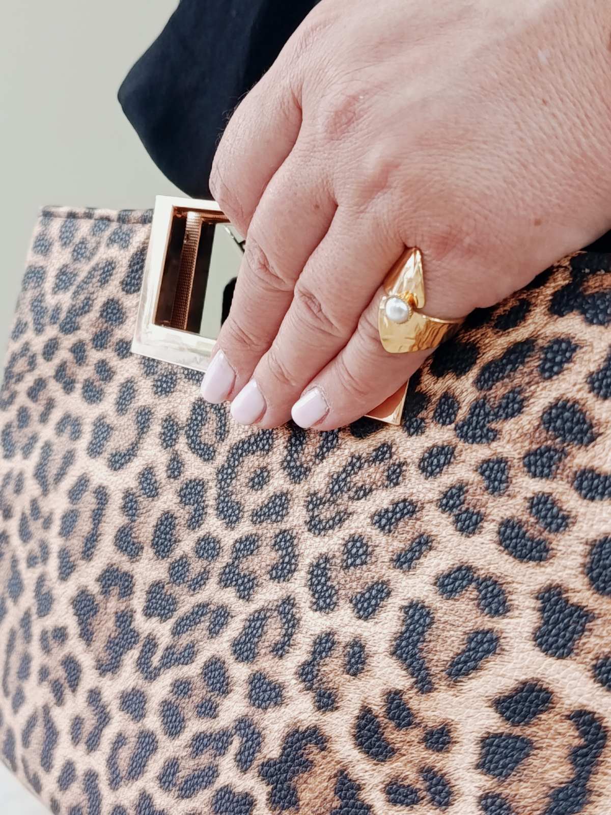 Γυναικεία Τσάντα Φάκελος ''Leona Chic Clutch'' Animal Print με Μεταλλικό Χερούλι – Καφέ - Image 2