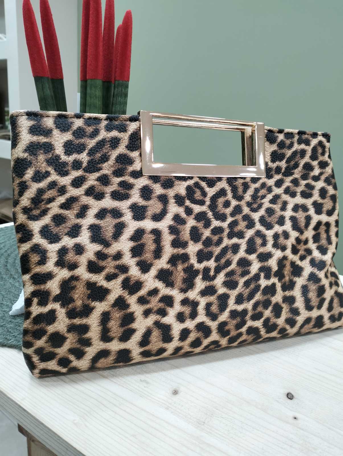 Γυναικεία Τσάντα Φάκελος ''Leona Chic Clutch'' Animal Print με Μεταλλικό Χερούλι – Καφέ - Image 3