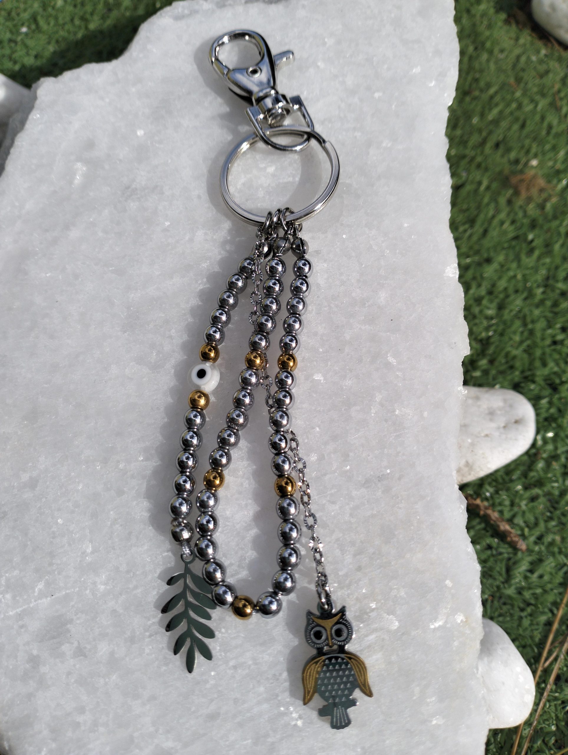 “White Gold Wisdom Charm” – Χειροποίητο Μπρελόκ με Αιματίτη & Λευκόχρυση Κουκουβάγια - Image 2