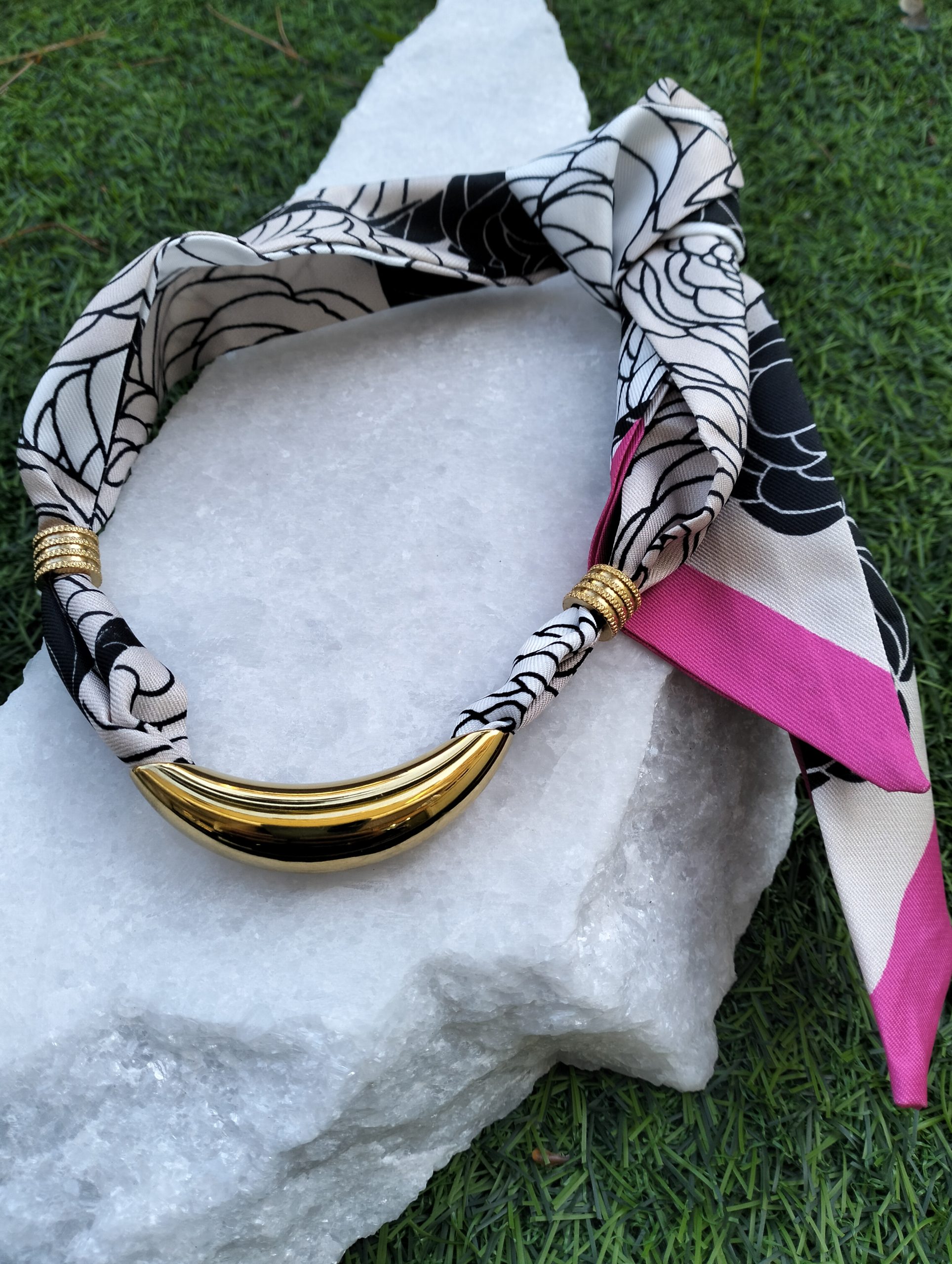 Κολιέ “Fuchsia Étoile” – Χειροποίητο Μεταξωτό Φουλάρι με Υποαλλεργικά Ατσάλινα Στοιχεία - Image 2