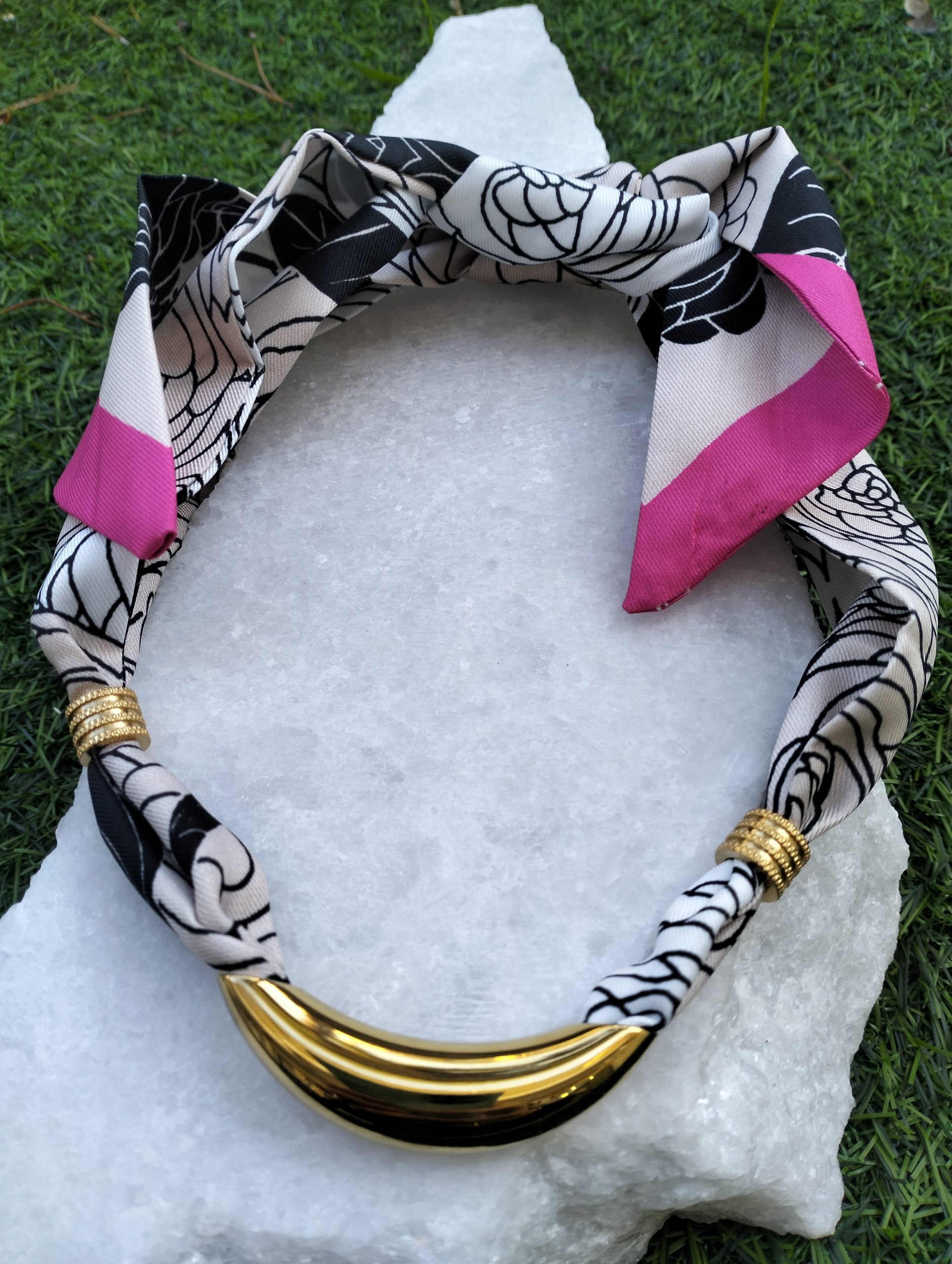 Κολιέ “Fuchsia Étoile” – Χειροποίητο Μεταξωτό Φουλάρι με Υποαλλεργικά Ατσάλινα Στοιχεία - Image 3