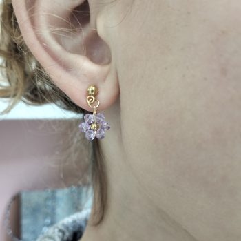 Ατσάλινα Χειροποίητα Σκουλαρίκια Μαργαρίτα Μοβ με Καρφάκι Μπίλια Χρυσό