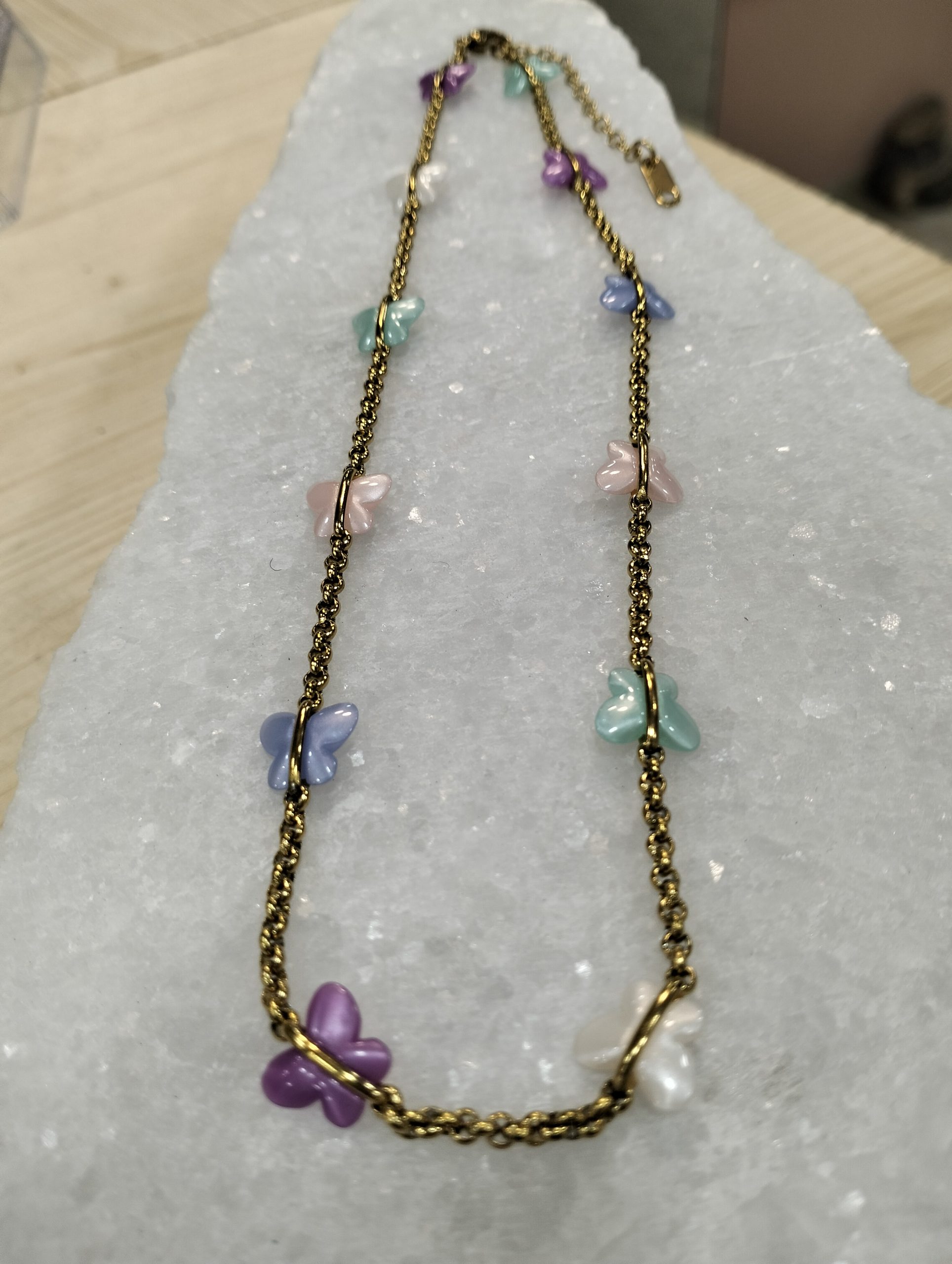 Κολιέ Γιαννιώτικη Αλυσίδα με Πολύχρωμες Πεταλούδες – Χρυσό - Image 3