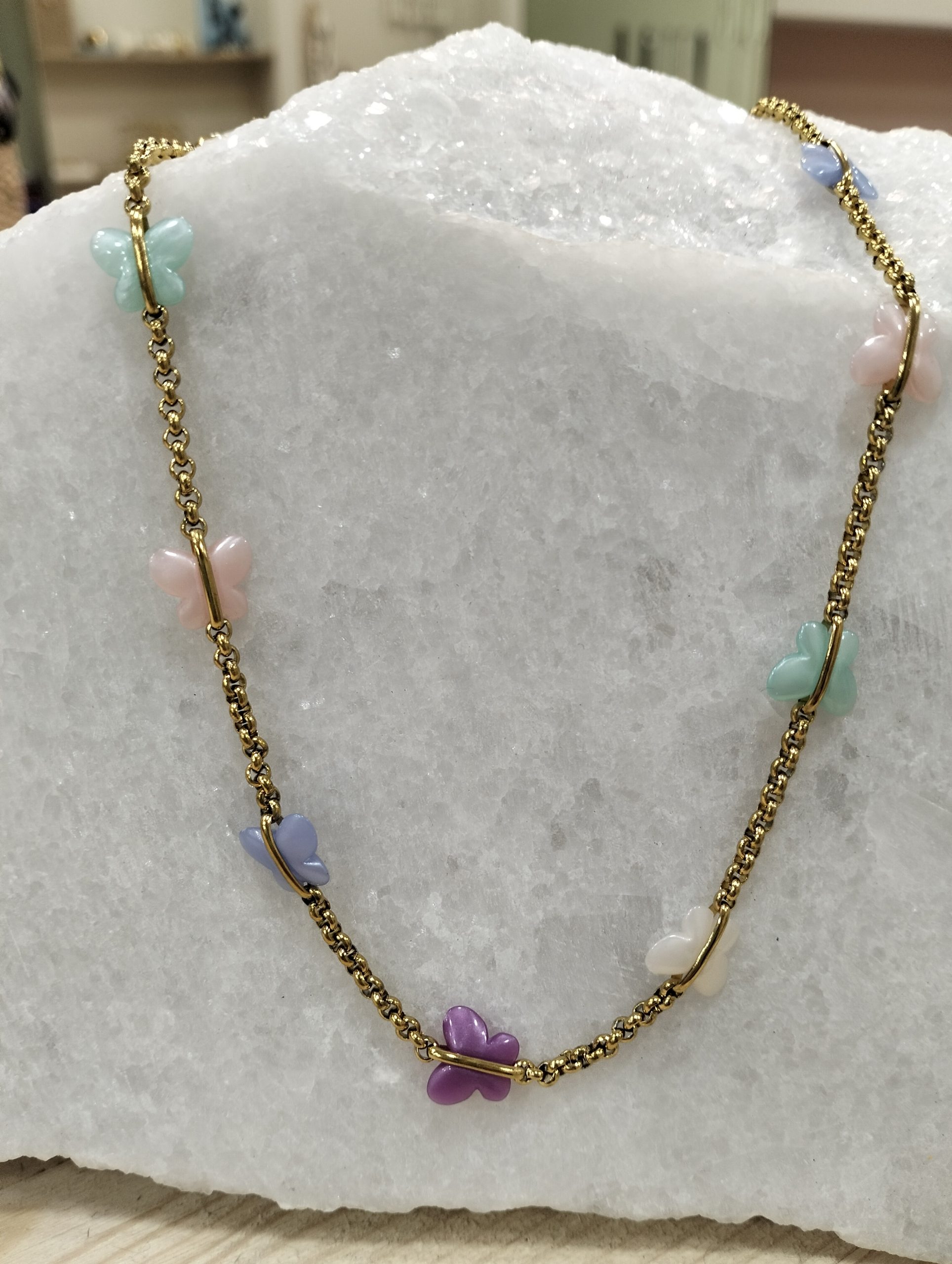 Κολιέ Γιαννιώτικη Αλυσίδα με Πολύχρωμες Πεταλούδες – Χρυσό - Image 2