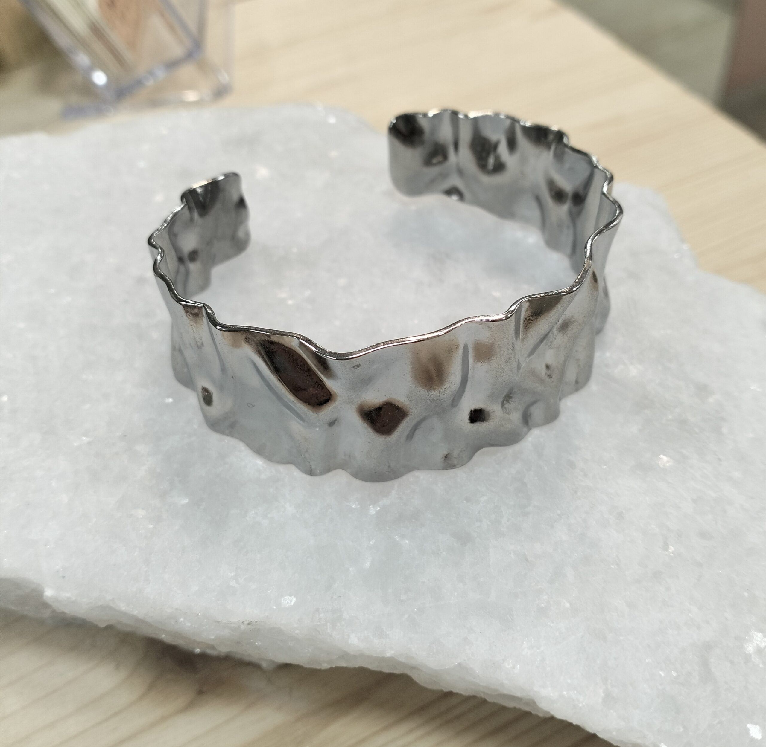 Textured Glow – Ατσάλινες χειροπέδες με ανάγλυφη υφή - Image 3