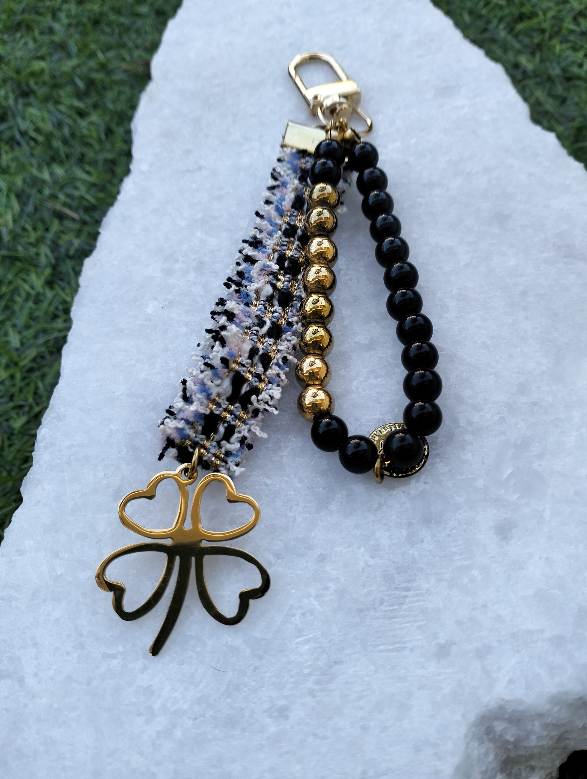 “Black Luxe Clover” – Χειροποίητο Μπρελόκ & Bag Charm με Πέρλα & Χρυσό Αιματίτη - Image 2