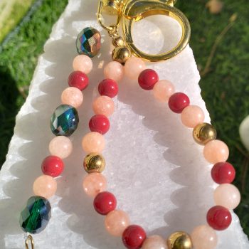 “Rosé Star Charm” – Χειροποίητο Μπρελόκ με Πέρλες & Χρυσό Αιματίτη