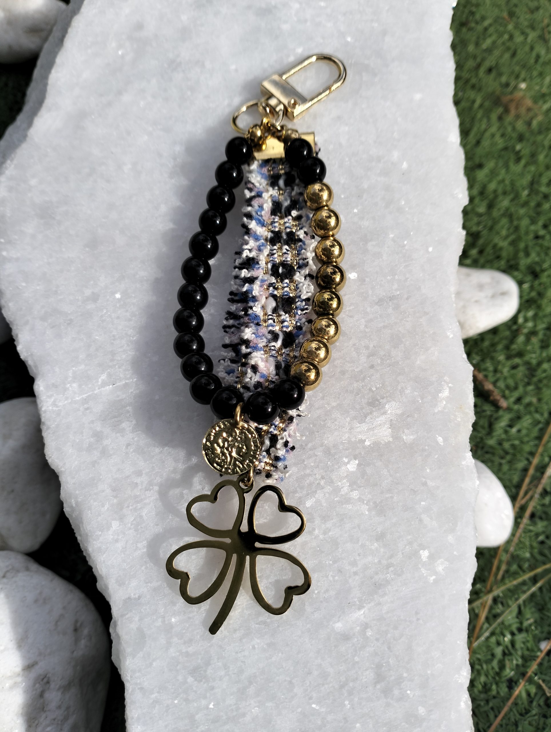 “Black Luxe Clover” – Χειροποίητο Μπρελόκ & Bag Charm με Πέρλα & Χρυσό Αιματίτη